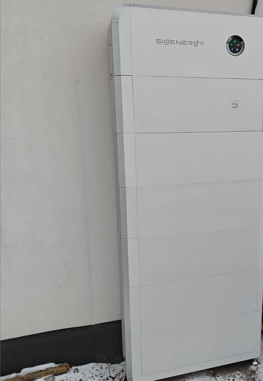 Sigenergy SigenStor energilager monterat utomhus i Böste