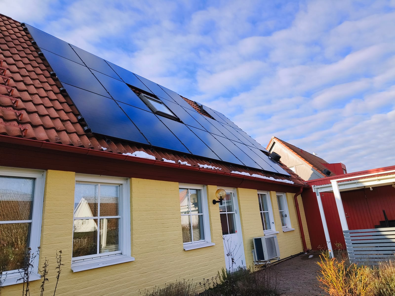 Solceller på tegeltak på hus i Brantevik på Österlen