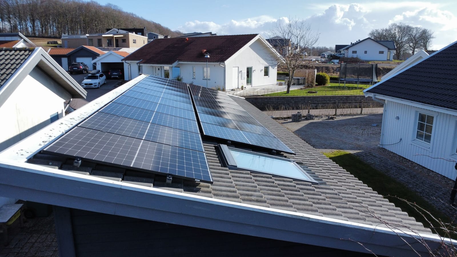 Solceller på tegeltak på villa i Förslöv på Bjärehalvön