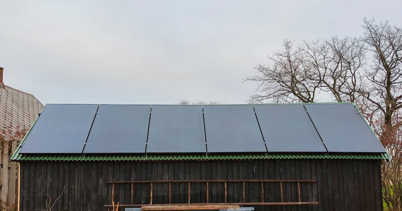 Solceller på byggnad med grönt plåttak i Hagestad på Österlen