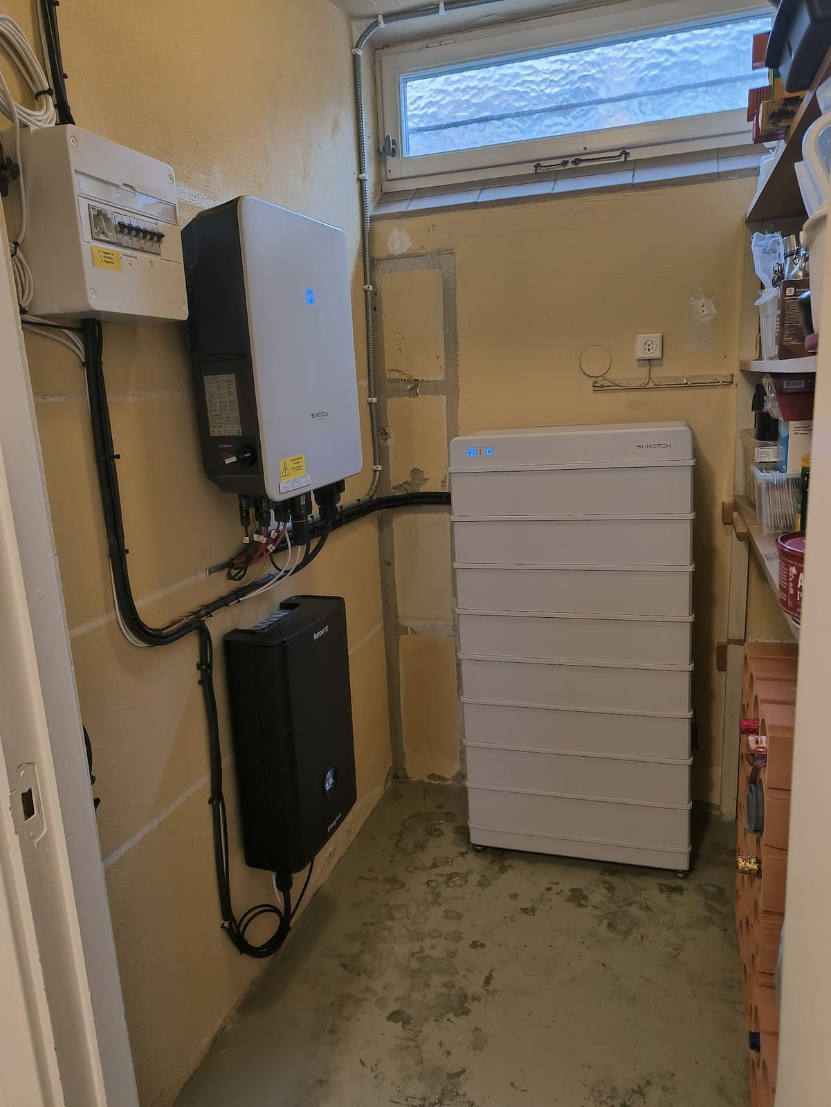 Sungrow-växelriktare, batteristack och Ferroamp EnergyHub i källare i Limhamn