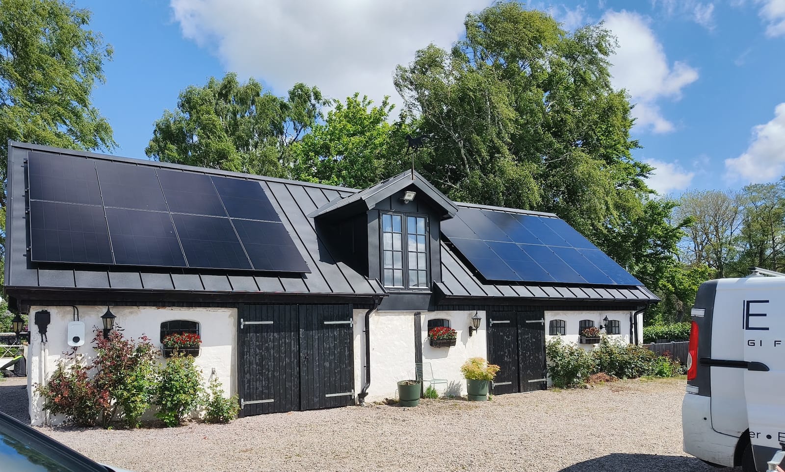 Solceller på falsat plåttak på svart lada i Nedraby utanför Tomelilla