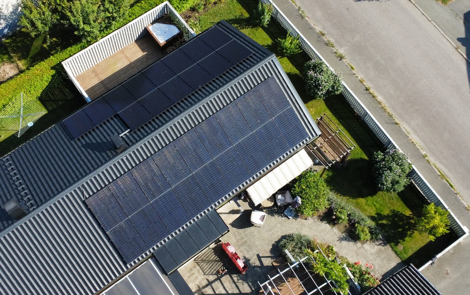 Drönarfoto av solceller på villatak i Tomelilla